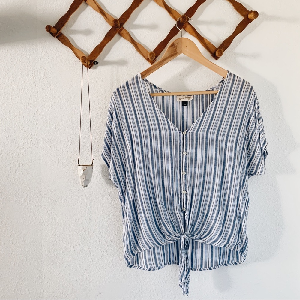 Universal Thread Tie Knot Blue and White Button up